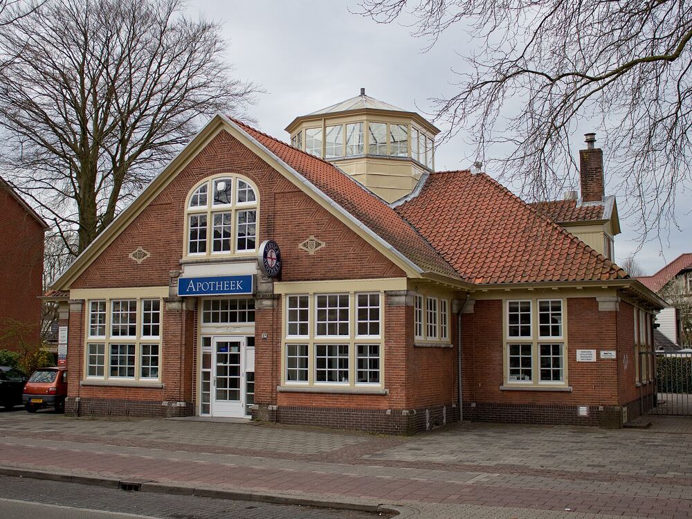 De voormalige bibliotheek van Bussum, een bakstenen gebouw met torentje