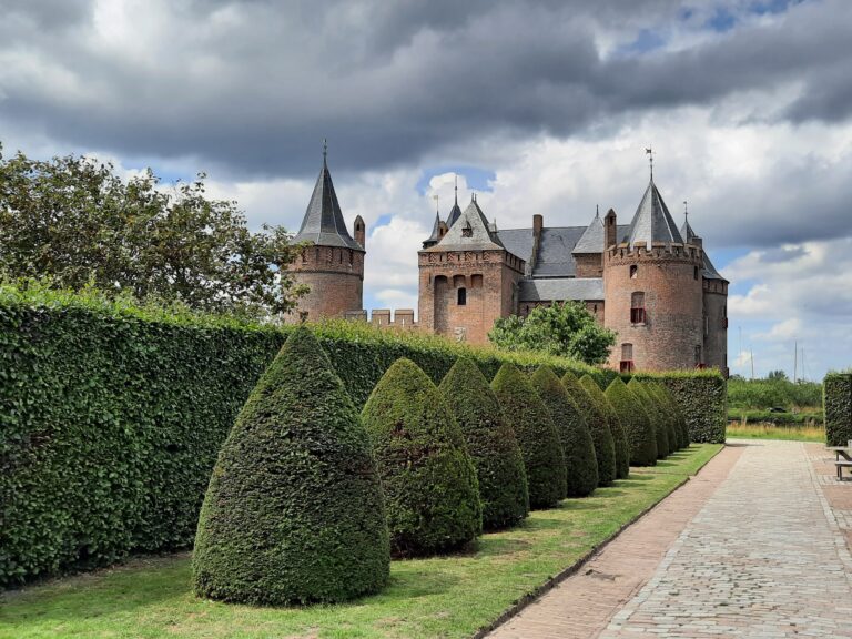 Prikkelarme openstelling Muiderslot — museum-expo in Bussum